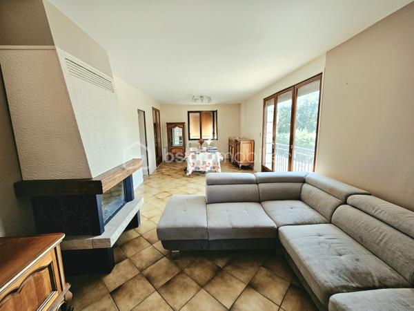 Situé au portes de Loches , venez découvrir cette belle construction sur sous sol de la fin des année 80.
Vous y trouverez:
-  au rdc: une grande entrée avec son escalier double accès, une pièce de vie lumineuse avec insert, une cuisine aménagée, une chambre, une salle d'eau, et un WC
- A l'étage : Un pallier en mezzanine desservant une première chambre avec point d'eau, une seconde chambre, une grande pièce grenier de 33 m2 au sol pouvant facilement être aménagé en chambres supplémentaire, salle de jeux, bureau… 
- Sous sol complet d'environ 86m2 avec une partie garage, une buanderie, une chaufferie, une pièce débarrât, et une cave.

Un grand Hangar en tôle en dépendance vient compléter ce bien.
 
Le tout sur un vaste terrain de plus d'un Hectare avec grand parking, parc à chevaux clôturé, et partie boisée.