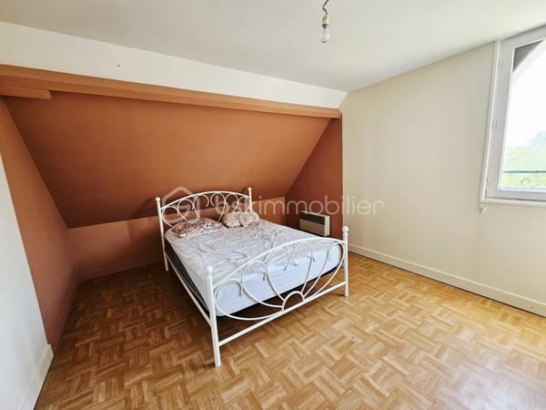 Situé au portes de Loches , venez découvrir cette belle construction sur sous sol de la fin des année 80.
Vous y trouverez:
-  au rdc: une grande entrée avec son escalier double accès, une pièce de vie lumineuse avec insert, une cuisine aménagée, une chambre, une salle d'eau, et un WC
- A l'étage : Un pallier en mezzanine desservant une première chambre avec point d'eau, une seconde chambre, une grande pièce grenier de 33 m2 au sol pouvant facilement être aménagé en chambres supplémentaire, salle de jeux, bureau… 
- Sous sol complet d'environ 86m2 avec une partie garage, une buanderie, une chaufferie, une pièce débarrât, et une cave.

Un grand Hangar en tôle en dépendance vient compléter ce bien.
 
Le tout sur un vaste terrain de plus d'un Hectare avec grand parking, parc à chevaux clôturé, et partie boisée.