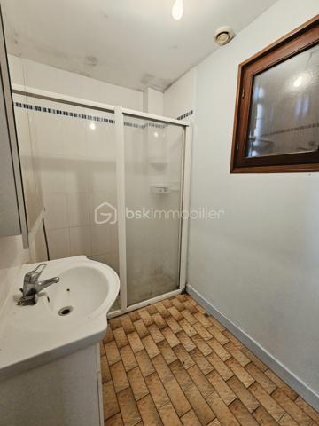 Situé au portes de Loches , venez découvrir cette belle construction sur sous sol de la fin des année 80.
Vous y trouverez:
-  au rdc: une grande entrée avec son escalier double accès, une pièce de vie lumineuse avec insert, une cuisine aménagée, une chambre, une salle d'eau, et un WC
- A l'étage : Un pallier en mezzanine desservant une première chambre avec point d'eau, une seconde chambre, une grande pièce grenier de 33 m2 au sol pouvant facilement être aménagé en chambres supplémentaire, salle de jeux, bureau… 
- Sous sol complet d'environ 86m2 avec une partie garage, une buanderie, une chaufferie, une pièce débarrât, et une cave.

Un grand Hangar en tôle en dépendance vient compléter ce bien.
 
Le tout sur un vaste terrain de plus d'un Hectare avec grand parking, parc à chevaux clôturé, et partie boisée.