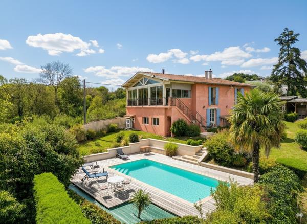 Propriété rénovée avec raffinement Vue panoramique Piscine