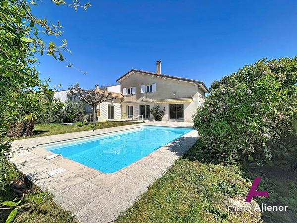 Grande maison traditionelle avec jardin