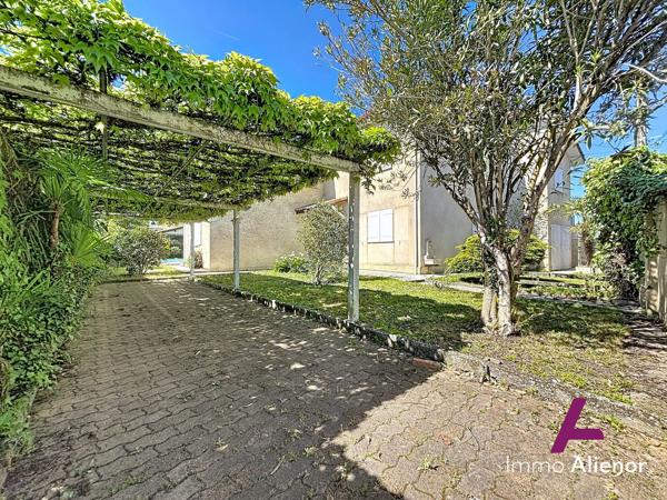 Grande maison traditionelle avec jardin