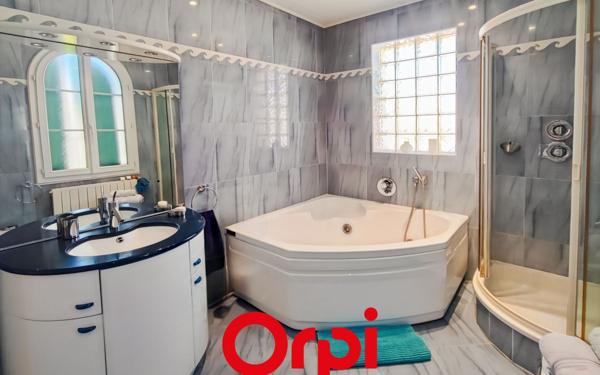 Maison à vendre    5 pièces •  Bandol