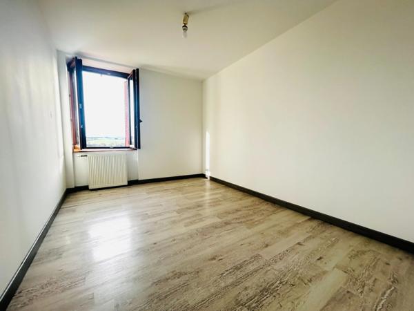 APPARTEMENT T3 ENTIEREMENT RENOVE DE 58 M², TERRASSE SECURISEE DE 53 M², 2 CHAMBRES, GARAGE, LIBRE AU 01/01/2026.