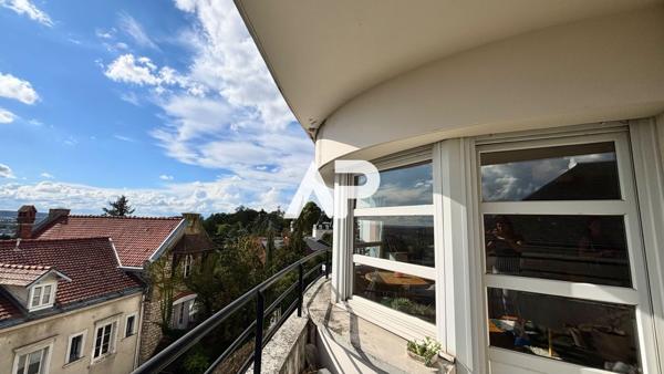 EXCLUSIVITÉ Appartement en rotonde avec vue panoramique sur Paris, balcon et parking à Montmorency CENTRE-VILLE 240 000 € **  - Référence  1694