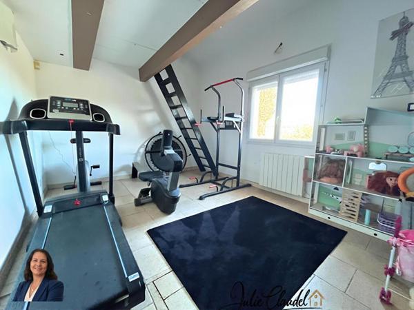 Maison familiale 190 m2 avec grande véranda de 70 m2, piscine et jardin à La Motte