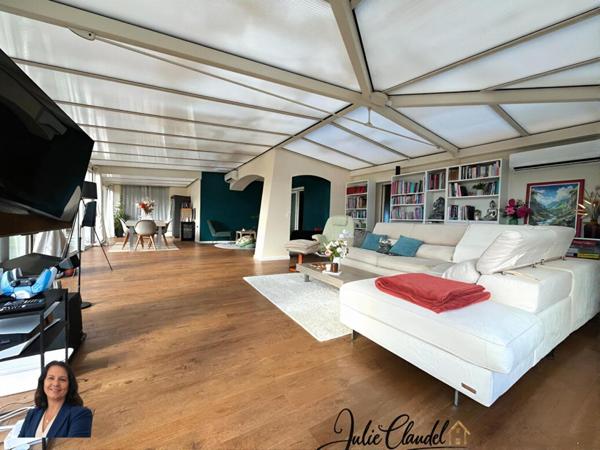 Maison familiale 190 m2 avec grande véranda de 70 m2, piscine et jardin à La Motte