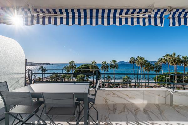 Cannes-Croisette, superbe appartement 4ème étage : 2 chambres, terrasse, vue mer