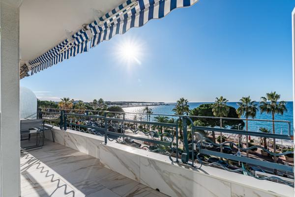 Cannes-Croisette, superbe appartement 4ème étage : 2 chambres, terrasse, vue mer