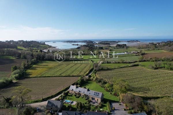 A 650 MÈTRES DE LA MER : propriété unique à vendre sur la Côte de Granit Rose (Bretagne Nord)