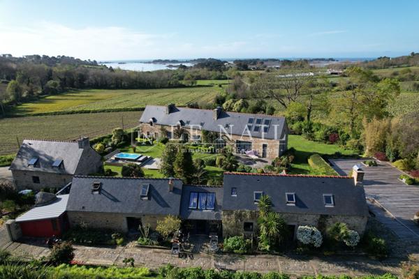 A 650 MÈTRES DE LA MER : propriété unique à vendre sur la Côte de Granit Rose (Bretagne Nord)