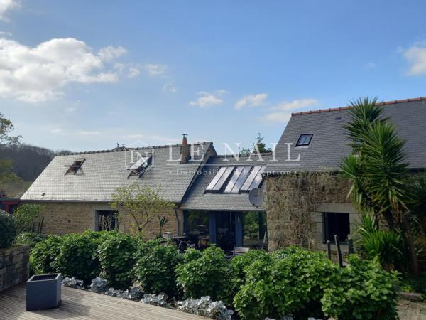 A 650 MÈTRES DE LA MER : propriété unique à vendre sur la Côte de Granit Rose (Bretagne Nord)