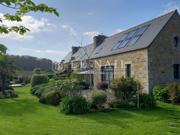 A 650 MÈTRES DE LA MER : propriété unique à vendre sur la Côte de Granit Rose (Bretagne Nord)