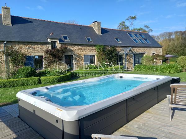 A 650 MÈTRES DE LA MER : propriété unique à vendre sur la Côte de Granit Rose (Bretagne Nord)