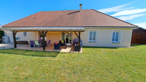 Maison de plain-pied, 4 chambres, garage double, piscine.