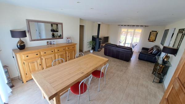 Maison de plain-pied, 4 chambres, garage double, piscine.