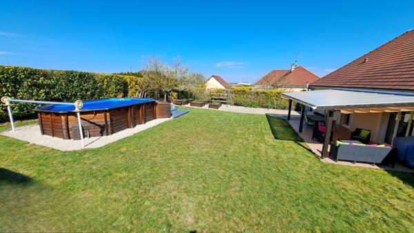 Maison de plain-pied, 4 chambres, garage double, piscine.
