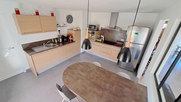 Maison de plain-pied, 4 chambres, garage double, piscine.