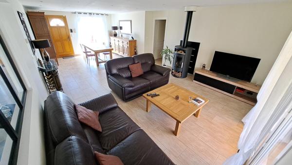 Maison de plain-pied, 4 chambres, garage double, piscine.