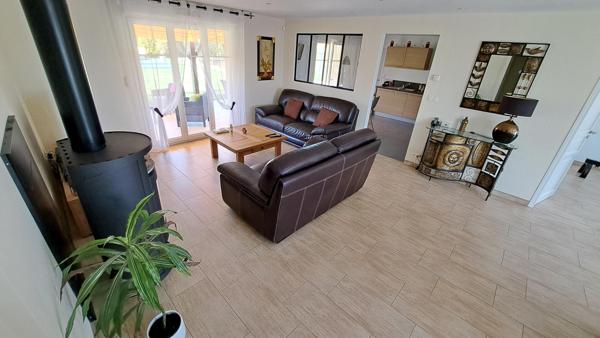 Maison de plain-pied, 4 chambres, garage double, piscine.