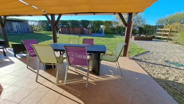 Maison de plain-pied, 4 chambres, garage double, piscine.