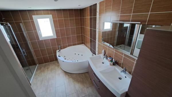 Maison de plain-pied, 4 chambres, garage double, piscine.