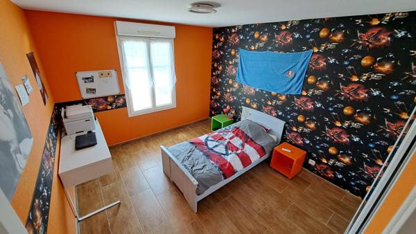 Maison de plain-pied, 4 chambres, garage double, piscine.