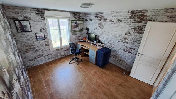 Maison de plain-pied, 4 chambres, garage double, piscine.