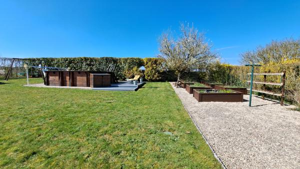 Maison de plain-pied, 4 chambres, garage double, piscine.