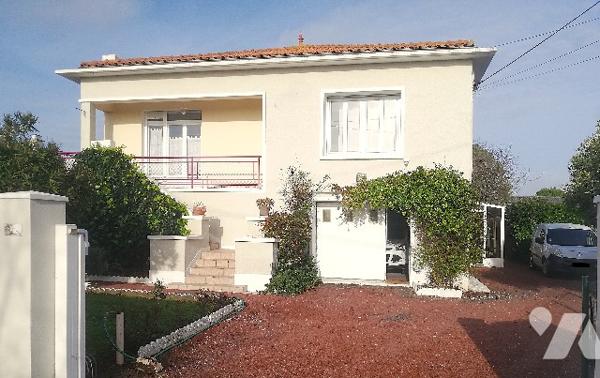 A proximité du centre-ville, jolie maison rénovée sur 2 niveaux avec garage et jardin clos