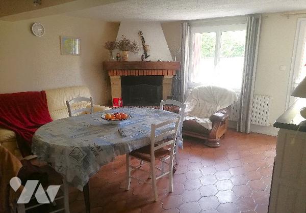 A proximité du centre-ville, jolie maison rénovée sur 2 niveaux avec garage et jardin clos