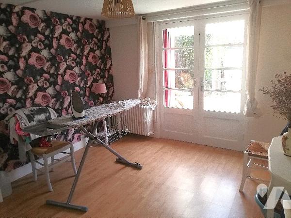 A proximité du centre-ville, jolie maison rénovée sur 2 niveaux avec garage et jardin clos