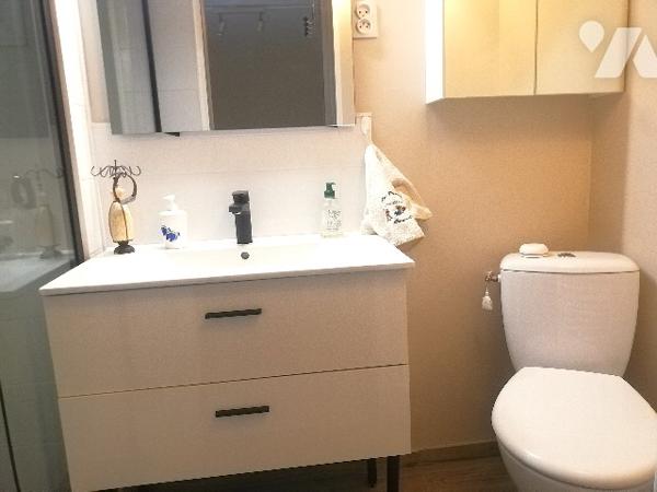 A proximité du centre-ville, jolie maison rénovée sur 2 niveaux avec garage et jardin clos