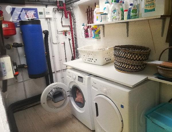 A proximité du centre-ville, jolie maison rénovée sur 2 niveaux avec garage et jardin clos