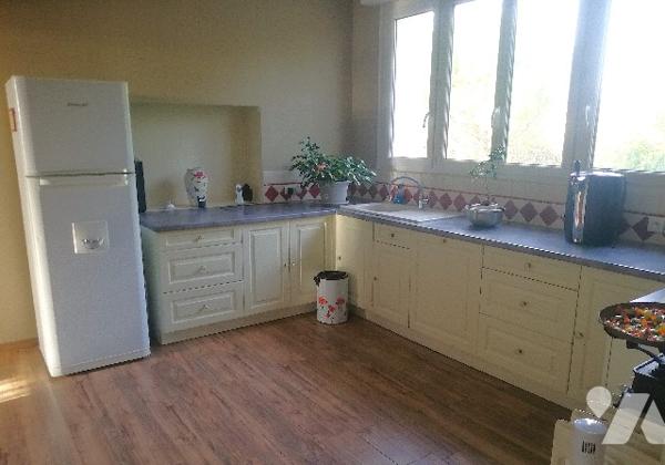 A proximité du centre-ville, jolie maison rénovée sur 2 niveaux avec garage et jardin clos