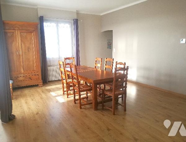 A proximité du centre-ville, jolie maison rénovée sur 2 niveaux avec garage et jardin clos