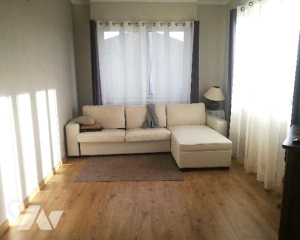 A proximité du centre-ville, jolie maison rénovée sur 2 niveaux avec garage et jardin clos