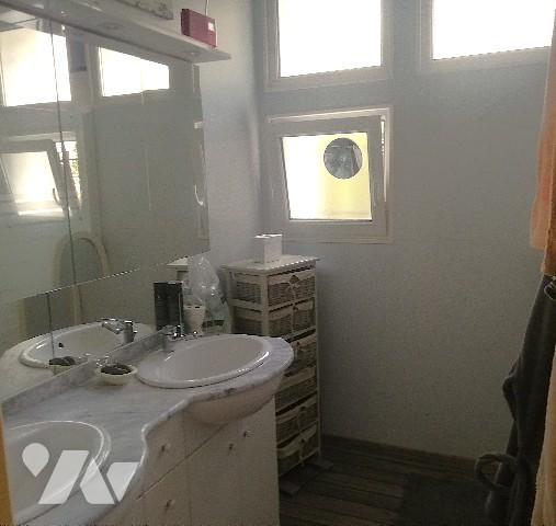 A proximité du centre-ville, jolie maison rénovée sur 2 niveaux avec garage et jardin clos