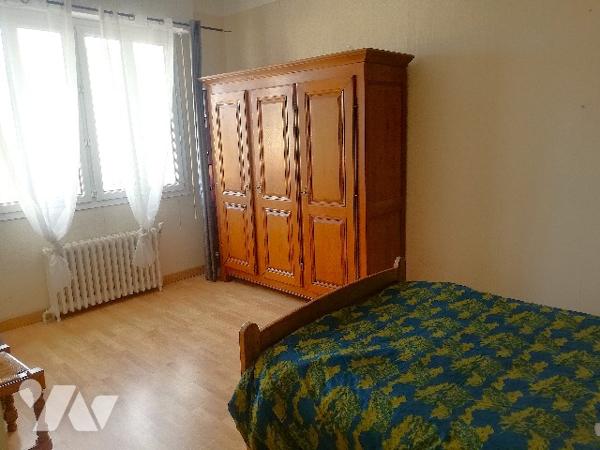 A proximité du centre-ville, jolie maison rénovée sur 2 niveaux avec garage et jardin clos