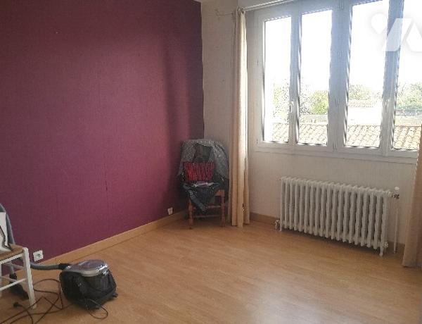 A proximité du centre-ville, jolie maison rénovée sur 2 niveaux avec garage et jardin clos