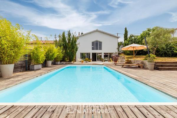 Maison réinventée pour une vie dedans-dehors