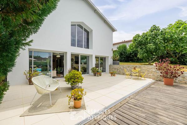 Maison réinventée pour une vie dedans-dehors