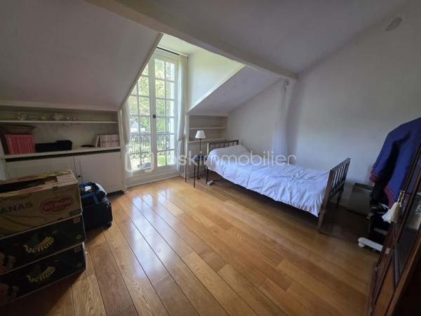 Nichée dans un environnement verdoyant et préservé, cette élégante maison de caractère séduira les amateurs de belles demeures à réinventer. 
Implantée sur un magnifique terrain arboré de 1 006 m², elle bénéficie d'un cadre exceptionnel, calme et sans vis-à-vis, offrant un véritable havre de paix.
Son architecture pleine de charme, ses façades travaillées et son jardin paysager lui confèrent un cachet rare sur le secteur.
L'intérieur nécessite des travaux de rénovation, permettant aux futurs propriétaires de créer un lieu de vie à leur image et de valoriser pleinement le potentiel de cette propriété.
Elle se compose au rez-de-chaussée surélevé d'un salon, un séjour, une cuisine avec un cellier.
A l'étage se trouve un palier desservant 3 chambres, une salle de bain et un wc.
Vous disposerez également d'un sous-sol semi-enterré offrant de multiples espaces de stockage ou d'aménagement (buanderie, cave, 2 grandes pièces, ainsi que d'un garage de 44 m² pouvant accueillir plusieurs véhicules.
Belle terrasse.
Les +++ : grand jardin arboré, maison de caractère avec beaucoup de charme, grand garage de 44m², calme et sans vis à vis.
Bord de marne à proximité.
Gare de Chelles à 19 minutes en bus ou 22 min à pied.

Une opportunité rare pour les amoureux des belles bâtisses souhaitant réaliser un projet de rénovation dans un cadre privilégié.
À découvrir sans tarder.