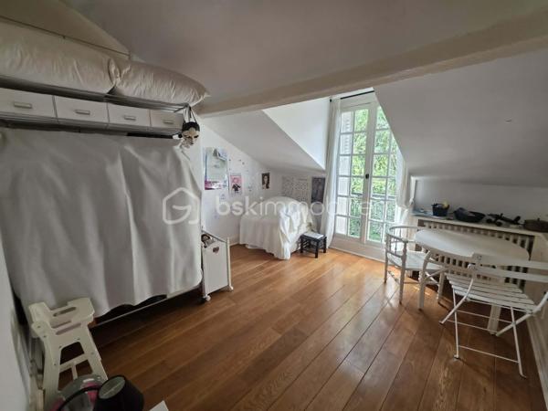 Nichée dans un environnement verdoyant et préservé, cette élégante maison de caractère séduira les amateurs de belles demeures à réinventer. 
Implantée sur un magnifique terrain arboré de 1 006 m², elle bénéficie d'un cadre exceptionnel, calme et sans vis-à-vis, offrant un véritable havre de paix.
Son architecture pleine de charme, ses façades travaillées et son jardin paysager lui confèrent un cachet rare sur le secteur.
L'intérieur nécessite des travaux de rénovation, permettant aux futurs propriétaires de créer un lieu de vie à leur image et de valoriser pleinement le potentiel de cette propriété.
Elle se compose au rez-de-chaussée surélevé d'un salon, un séjour, une cuisine avec un cellier.
A l'étage se trouve un palier desservant 3 chambres, une salle de bain et un wc.
Vous disposerez également d'un sous-sol semi-enterré offrant de multiples espaces de stockage ou d'aménagement (buanderie, cave, 2 grandes pièces, ainsi que d'un garage de 44 m² pouvant accueillir plusieurs véhicules.
Belle terrasse.
Les +++ : grand jardin arboré, maison de caractère avec beaucoup de charme, grand garage de 44m², calme et sans vis à vis.
Bord de marne à proximité.
Gare de Chelles à 19 minutes en bus ou 22 min à pied.

Une opportunité rare pour les amoureux des belles bâtisses souhaitant réaliser un projet de rénovation dans un cadre privilégié.
À découvrir sans tarder.