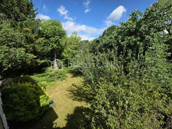 Nichée dans un environnement verdoyant et préservé, cette élégante maison de caractère séduira les amateurs de belles demeures à réinventer. 
Implantée sur un magnifique terrain arboré de 1 006 m², elle bénéficie d'un cadre exceptionnel, calme et sans vis-à-vis, offrant un véritable havre de paix.
Son architecture pleine de charme, ses façades travaillées et son jardin paysager lui confèrent un cachet rare sur le secteur.
L'intérieur nécessite des travaux de rénovation, permettant aux futurs propriétaires de créer un lieu de vie à leur image et de valoriser pleinement le potentiel de cette propriété.
Elle se compose au rez-de-chaussée surélevé d'un salon, un séjour, une cuisine avec un cellier.
A l'étage se trouve un palier desservant 3 chambres, une salle de bain et un wc.
Vous disposerez également d'un sous-sol semi-enterré offrant de multiples espaces de stockage ou d'aménagement (buanderie, cave, 2 grandes pièces, ainsi que d'un garage de 44 m² pouvant accueillir plusieurs véhicules.
Belle terrasse.
Les +++ : grand jardin arboré, maison de caractère avec beaucoup de charme, grand garage de 44m², calme et sans vis à vis.
Bord de marne à proximité.
Gare de Chelles à 19 minutes en bus ou 22 min à pied.

Une opportunité rare pour les amoureux des belles bâtisses souhaitant réaliser un projet de rénovation dans un cadre privilégié.
À découvrir sans tarder.