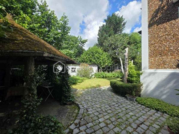 Nichée dans un environnement verdoyant et préservé, cette élégante maison de caractère séduira les amateurs de belles demeures à réinventer. 
Implantée sur un magnifique terrain arboré de 1 006 m², elle bénéficie d'un cadre exceptionnel, calme et sans vis-à-vis, offrant un véritable havre de paix.
Son architecture pleine de charme, ses façades travaillées et son jardin paysager lui confèrent un cachet rare sur le secteur.
L'intérieur nécessite des travaux de rénovation, permettant aux futurs propriétaires de créer un lieu de vie à leur image et de valoriser pleinement le potentiel de cette propriété.
Elle se compose au rez-de-chaussée surélevé d'un salon, un séjour, une cuisine avec un cellier.
A l'étage se trouve un palier desservant 3 chambres, une salle de bain et un wc.
Vous disposerez également d'un sous-sol semi-enterré offrant de multiples espaces de stockage ou d'aménagement (buanderie, cave, 2 grandes pièces, ainsi que d'un garage de 44 m² pouvant accueillir plusieurs véhicules.
Belle terrasse.
Les +++ : grand jardin arboré, maison de caractère avec beaucoup de charme, grand garage de 44m², calme et sans vis à vis.
Bord de marne à proximité.
Gare de Chelles à 19 minutes en bus ou 22 min à pied.

Une opportunité rare pour les amoureux des belles bâtisses souhaitant réaliser un projet de rénovation dans un cadre privilégié.
À découvrir sans tarder.