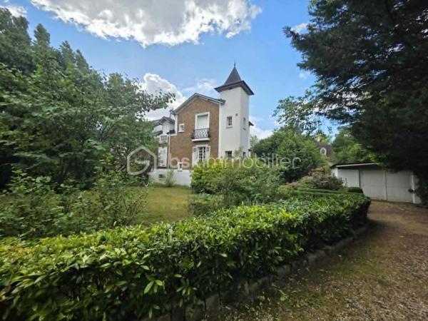 Nichée dans un environnement verdoyant et préservé, cette élégante maison de caractère séduira les amateurs de belles demeures à réinventer. 
Implantée sur un magnifique terrain arboré de 1 006 m², elle bénéficie d'un cadre exceptionnel, calme et sans vis-à-vis, offrant un véritable havre de paix.
Son architecture pleine de charme, ses façades travaillées et son jardin paysager lui confèrent un cachet rare sur le secteur.
L'intérieur nécessite des travaux de rénovation, permettant aux futurs propriétaires de créer un lieu de vie à leur image et de valoriser pleinement le potentiel de cette propriété.
Elle se compose au rez-de-chaussée surélevé d'un salon, un séjour, une cuisine avec un cellier.
A l'étage se trouve un palier desservant 3 chambres, une salle de bain et un wc.
Vous disposerez également d'un sous-sol semi-enterré offrant de multiples espaces de stockage ou d'aménagement (buanderie, cave, 2 grandes pièces, ainsi que d'un garage de 44 m² pouvant accueillir plusieurs véhicules.
Belle terrasse.
Les +++ : grand jardin arboré, maison de caractère avec beaucoup de charme, grand garage de 44m², calme et sans vis à vis.
Bord de marne à proximité.
Gare de Chelles à 19 minutes en bus ou 22 min à pied.

Une opportunité rare pour les amoureux des belles bâtisses souhaitant réaliser un projet de rénovation dans un cadre privilégié.
À découvrir sans tarder.