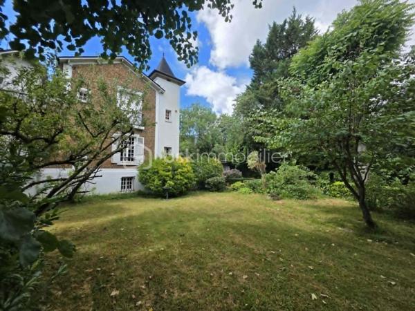 Nichée dans un environnement verdoyant et préservé, cette élégante maison de caractère séduira les amateurs de belles demeures à réinventer. 
Implantée sur un magnifique terrain arboré de 1 006 m², elle bénéficie d'un cadre exceptionnel, calme et sans vis-à-vis, offrant un véritable havre de paix.
Son architecture pleine de charme, ses façades travaillées et son jardin paysager lui confèrent un cachet rare sur le secteur.
L'intérieur nécessite des travaux de rénovation, permettant aux futurs propriétaires de créer un lieu de vie à leur image et de valoriser pleinement le potentiel de cette propriété.
Elle se compose au rez-de-chaussée surélevé d'un salon, un séjour, une cuisine avec un cellier.
A l'étage se trouve un palier desservant 3 chambres, une salle de bain et un wc.
Vous disposerez également d'un sous-sol semi-enterré offrant de multiples espaces de stockage ou d'aménagement (buanderie, cave, 2 grandes pièces, ainsi que d'un garage de 44 m² pouvant accueillir plusieurs véhicules.
Belle terrasse.
Les +++ : grand jardin arboré, maison de caractère avec beaucoup de charme, grand garage de 44m², calme et sans vis à vis.
Bord de marne à proximité.
Gare de Chelles à 19 minutes en bus ou 22 min à pied.

Une opportunité rare pour les amoureux des belles bâtisses souhaitant réaliser un projet de rénovation dans un cadre privilégié.
À découvrir sans tarder.