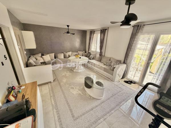 Située au cœur d'un centre-ville en pleine métamorphose à Champagne-sur-Seine, cette maison en copropriété de 75 m' habitables offre un cadre de vie pratique et agréable, avec jardin privatif, terrasse et sous-sol aménagé. Un bien idéal pour une première acquisition ou un projet d'investissement locatif dans un secteur en pleine valorisation.

Caractéristiques principales :
• Surface habitable : 75 m2
• Jardin privatif : 135 m2
• Pièces : 4
• Chambres : 2
• Double séjour
• Sous-sol aménagé ( buanderie
• Maison en copropriété
• Chaudière gaz à condensation récente (2020).
• Maison saine : O anomalie sur le DPE

La maison se compose d'un double séjour lumineux ouvrant sur la terrasse, d'une cuisine, de deux chambres confortables à l'étage, ainsi que des pièces d'eau.
Le sous-sol entièrement aménagé constitue un véritable et précieux atout supplémentaire, proposant un second salon chaleureux, une véritable chambre ainsi qu'un espace buanderie fonctionnel.

Les + du bien :
• Jardin privatif de 135 m2, agréable et facile à entretenir
• Terrasse accessible depuis le séjour
• Sous-sol aménagé, apportant une surface utile supplémentaire
• Emplacement d'avenir : situé en centre-ville, bénéficiant des grands travaux actuels de redynamisation et de végétalisation urbaine (nouveaux parcs, infrastructures et voiries), garantissant une valorisation certaine du secteur à court terme
• Proximité immédiate de toutes les commodités et des transports
• Bien fonctionnel, idéal pour un premier achat ou un investissement

Maison en copropriété horizontale. Charges courantes courantes : environ 250 € / trimestre. Pas de procédure en cours.
Pour toute demande d'information ou pour organiser une visite, contactez-moi directement.