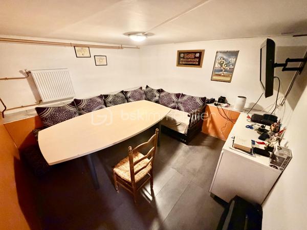 Située au cœur d'un centre-ville en pleine métamorphose à Champagne-sur-Seine, cette maison en copropriété de 75 m' habitables offre un cadre de vie pratique et agréable, avec jardin privatif, terrasse et sous-sol aménagé. Un bien idéal pour une première acquisition ou un projet d'investissement locatif dans un secteur en pleine valorisation.

Caractéristiques principales :
• Surface habitable : 75 m2
• Jardin privatif : 135 m2
• Pièces : 4
• Chambres : 2
• Double séjour
• Sous-sol aménagé ( buanderie
• Maison en copropriété
• Chaudière gaz à condensation récente (2020).
• Maison saine : O anomalie sur le DPE

La maison se compose d'un double séjour lumineux ouvrant sur la terrasse, d'une cuisine, de deux chambres confortables à l'étage, ainsi que des pièces d'eau.
Le sous-sol entièrement aménagé constitue un véritable et précieux atout supplémentaire, proposant un second salon chaleureux, une véritable chambre ainsi qu'un espace buanderie fonctionnel.

Les + du bien :
• Jardin privatif de 135 m2, agréable et facile à entretenir
• Terrasse accessible depuis le séjour
• Sous-sol aménagé, apportant une surface utile supplémentaire
• Emplacement d'avenir : situé en centre-ville, bénéficiant des grands travaux actuels de redynamisation et de végétalisation urbaine (nouveaux parcs, infrastructures et voiries), garantissant une valorisation certaine du secteur à court terme
• Proximité immédiate de toutes les commodités et des transports
• Bien fonctionnel, idéal pour un premier achat ou un investissement

Maison en copropriété horizontale. Charges courantes courantes : environ 250 € / trimestre. Pas de procédure en cours.
Pour toute demande d'information ou pour organiser une visite, contactez-moi directement.